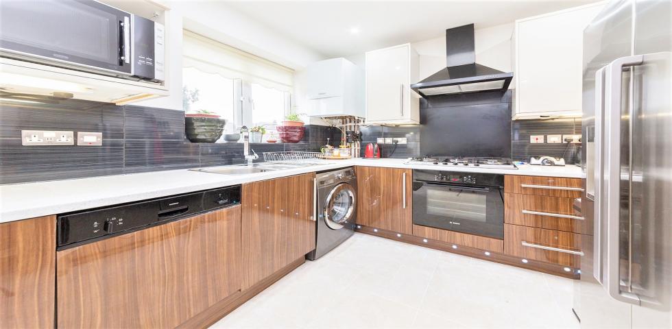 			THREE BATHROOMS, GARDEN , 4 Bedroom, 1 bath, 1 reception Semi-Detached House			 Petworth Road , NORTH FINCHLEY 